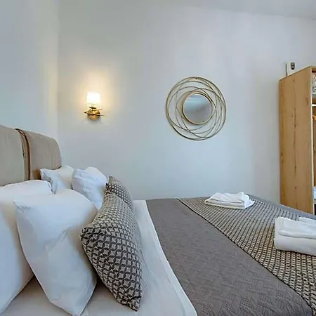 Deluxe Hotel