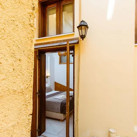 Deluxe Hotel